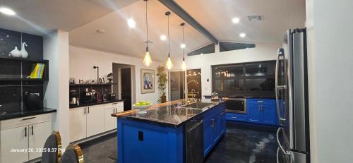 Cranbrooke Manor House | Walk 2 OLD TOWN 4 Bathrooms 5 Bedrooms GOLF putting POOL table 12 min to airport
