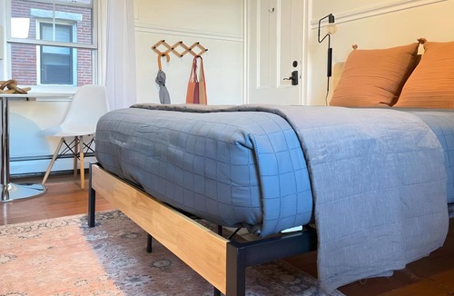 East Bayside Apartment | Walk-able Portland Studio