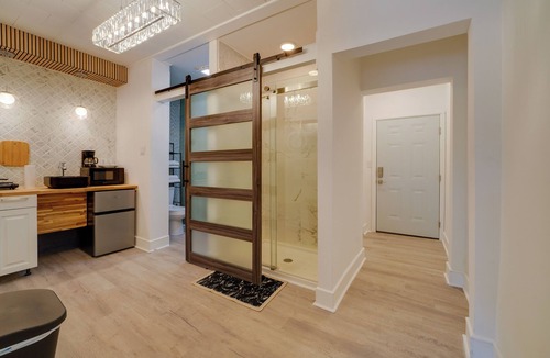 Bellepoint Apartment | Walk Downtown! Hinton Historic District Studio