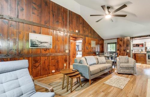 Boothbay Harbor House | Walk to Barrett's Park: Wooded Cabin w/Grill!