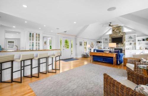Chatham House | Walk to Beach and Town, Hot tub, Sleeps 8, Pet Friendly