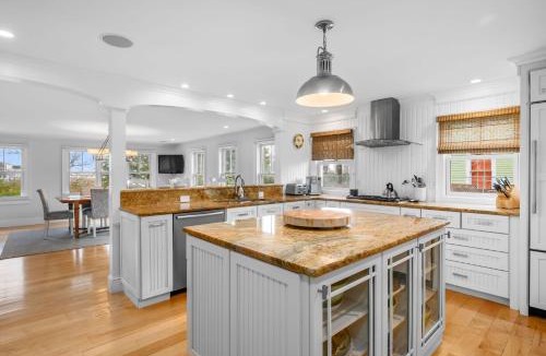 Chatham House | Walk to Beach and Town, Hot tub, Sleeps 8, Pet Friendly