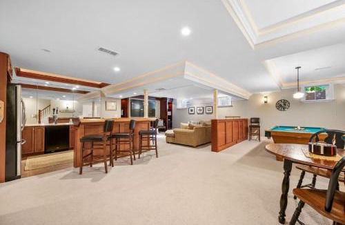 Chatham House | Walk to Beach and Town, Hot tub, Sleeps 8, Pet Friendly
