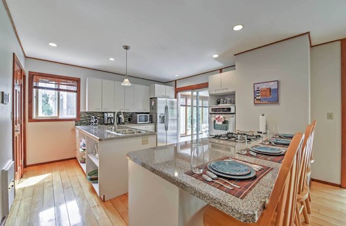 Hyannis Cottage | Walk to Beach! Hyannis Family Haven w/Deck