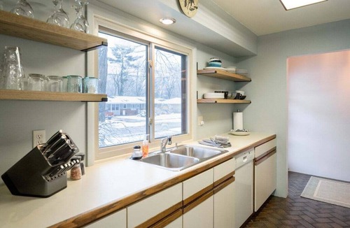 Beachwood-Bluffton House | Walk to Beach | Mid-Century Retreat | Pet Friendly