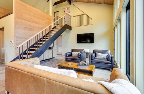 Necedah House | Walk to Castle Rock Lake! Modern Home w/Hot Tub