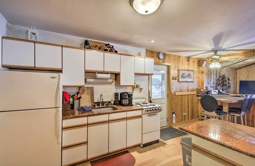 Friendship House | Walk to Castle Rock County Park: Rustic Cabin