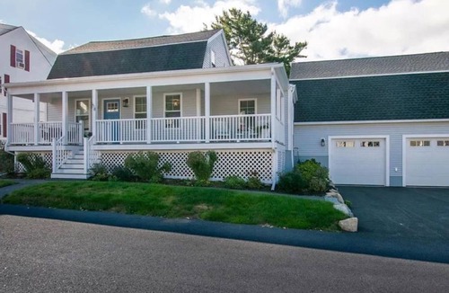 Bristol House | Walk to downtown Bristol, popular wedding venues and the harbor!