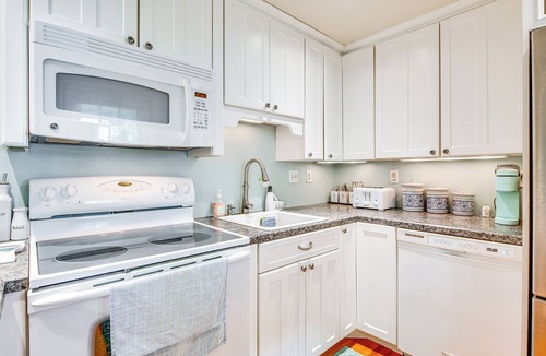 Kennebunkport House | Walk to Goose Rocks Beach: Quiet Townhome w/Patio