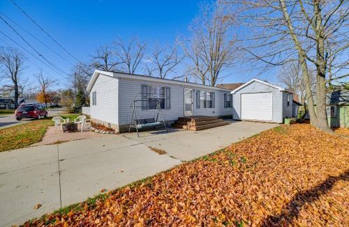 Houghton Lake Heights House | Walk to Houghton Lake! Family Retreat w/Patio