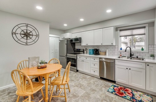 Port Clinton House | Walk to Lagoon Saloon! Chic Home on Nugent's Canal