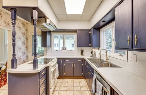 Ludington Cottage | Walk to Lake Michigan & Dtwn: ‘Coastal Grand'