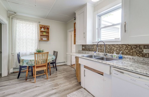 Old Orchard Beach Apartment | Walk to Pier & Ocean: Apt in Old Orchard Beach!