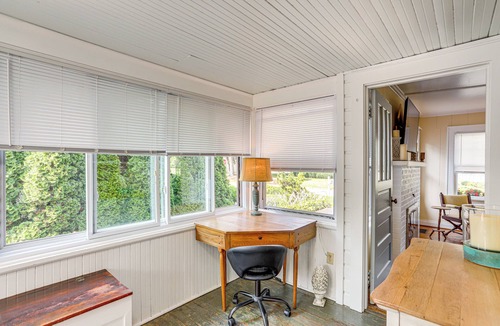 Huron House | Walk to Private Beach: Lake Erie Retreat w/Yard!