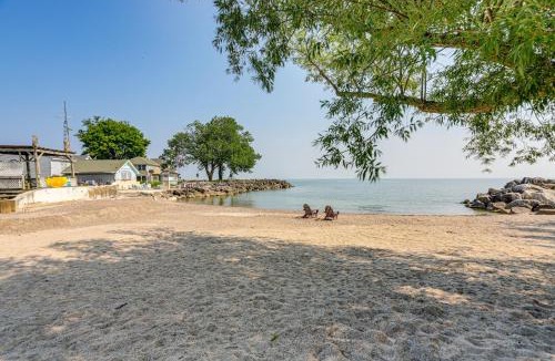 Huron House | Walk to Private Beach: Lake Erie Retreat w/Yard!