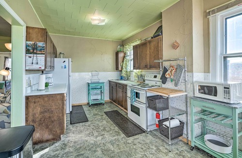 Hettinger Apartment | Walk to Restaurants & Dtwn Hettinger: Apt w/Yard