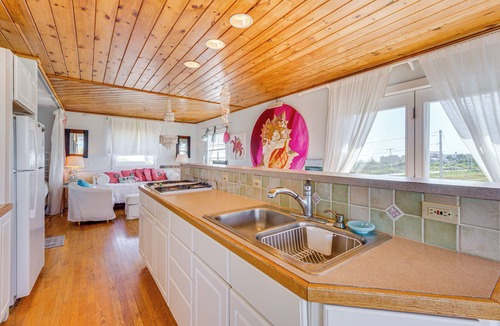 Biddeford Pool Apartment | Walk to the Beach: Pet-Friendly Gem in Biddeford!