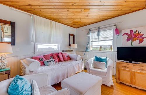 Biddeford Pool Apartment | Walk to the Beach: Pet-Friendly Gem in Biddeford!