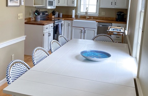 South Chatham House | Walk to the beach! The Salty Breeze sleeps 10; updated house, bikes, beach toys!