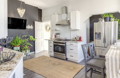 Newport Apartment | Walkable Apt in York St Historic District