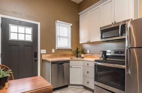 Highlands Apartment | Walkable! Cozy! Summ