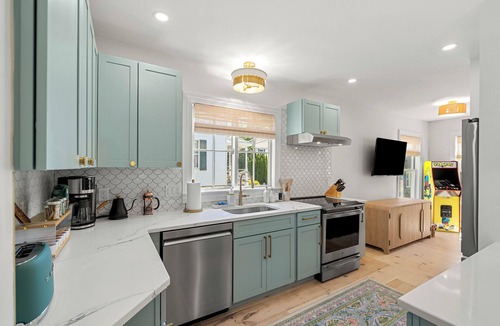 Marblehead House | Walkable Harbor Home: 3 miles to Salem, Dog Friendly, Fenced Yard, Parking