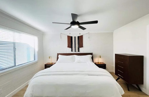 South Scottsdale House | Walkable OTS Mid Century Condo-Pool