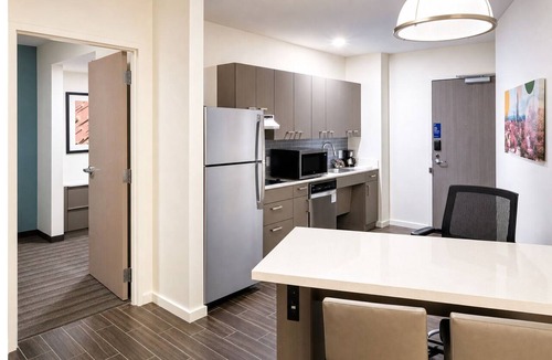 Tempe Hotel | Walkable Tempe Gem – Pool, Gym, Near Trails, Mill Ave & Local Hotspots