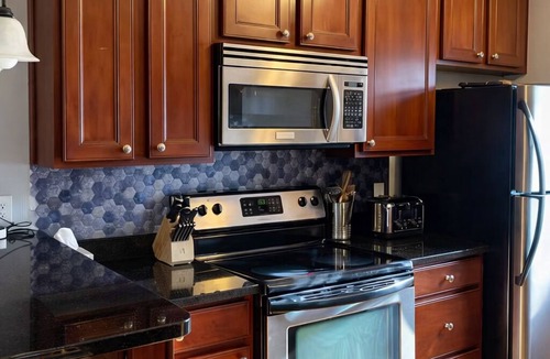 Ecco Condo | Walkable Uptown Condo, 2 bedroom with bidet