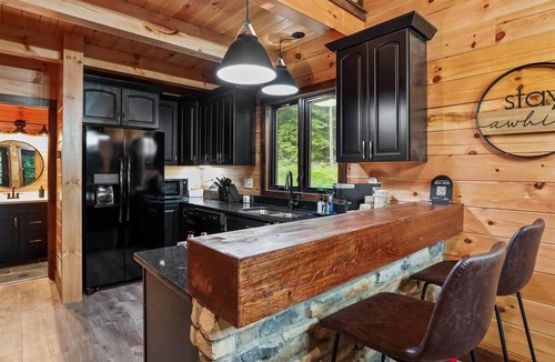 Logan Cabin | Walker's Retreat | Hocking Hills