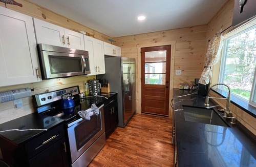 White Mills Cabin | Wally`s Cabin|Fire Pit|Hot Tub|Kayaks|Close 2 town