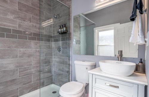 Walnut Hills Apartment | Walnut Hills, 5min to UC, Sleeps 7ppl, Lux Beds, Smart TVs