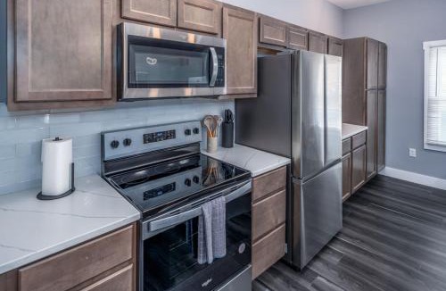 Walnut Hills Apartment | Walnut Hills, 5min to UC, Sleeps 7ppl, Lux Beds, Smart TVs
