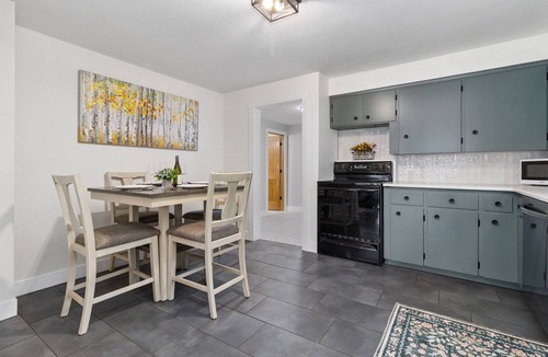 Windsor House | Walnut Street Retreat Downtown, Dog Friendly