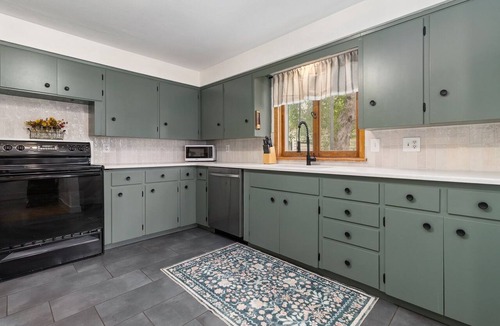 Windsor House | Walnut Street Retreat Downtown, Dog Friendly