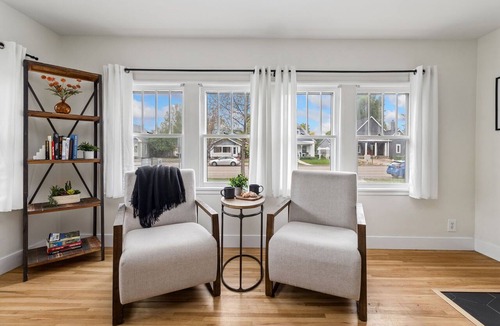 Windsor House | Walnut Street Retreat Downtown, Dog Friendly