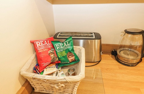 Walworth Cottage | WALWORTH CASTLE HOLIDAY COTTAGE, pet friendly in Darlington