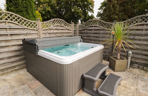 Walworth Cottage | WALWORTH CASTLE LODGE, pet friendly, with hot tub in Darlington
