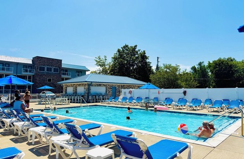 Put-in-Bay Condo | Watch the Splash—You’re That Close | 8 ppl | C6