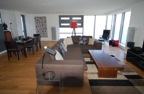 Newhaven Apartment | Waterfront Apartment with Spectacular Views to the Bridges and Castle