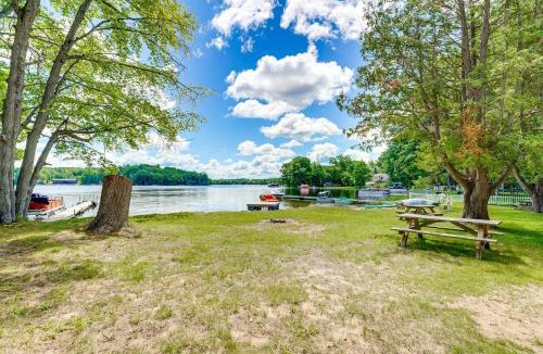 Irons House | Waterfront Escape on Bass Lake: Paddle, Fish, Swim