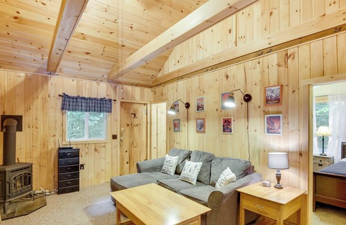 Mount Vernon Cabin | Waterfront Fayette Vacation Rental on Parker Pond!