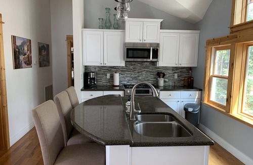 Nashua House | Waterfront guesthouse in Park Grove