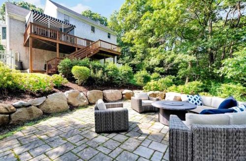East Dennis House | Waterfront Home Golf Sim, Hot Tub & Sauna
