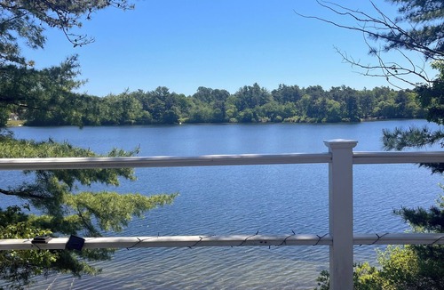 Ponds of Plymouth Cottage | Waterfront Home In The Gateway To Cape Cod. 8 minutes to Bourne Bridge.