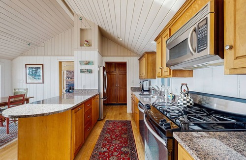 Freeport Cottage | Waterfront home with furnished deck, ocean views, & full kitchen