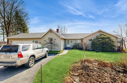 Freeport Cottage | Waterfront home with furnished deck, ocean views, & full kitchen
