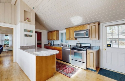 Freeport Cottage | Waterfront home with furnished deck, ocean views, & full kitchen