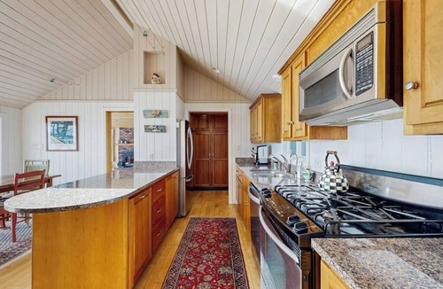 Freeport Cottage | Waterfront home with furnished deck, ocean views, & full kitchen