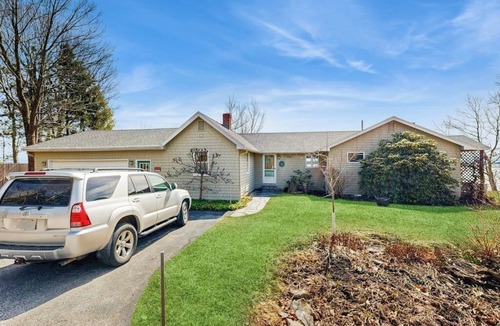 Freeport Cottage | Waterfront home with furnished deck, ocean views, & full kitchen
